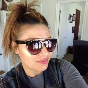 Meet your Posher, Yolis